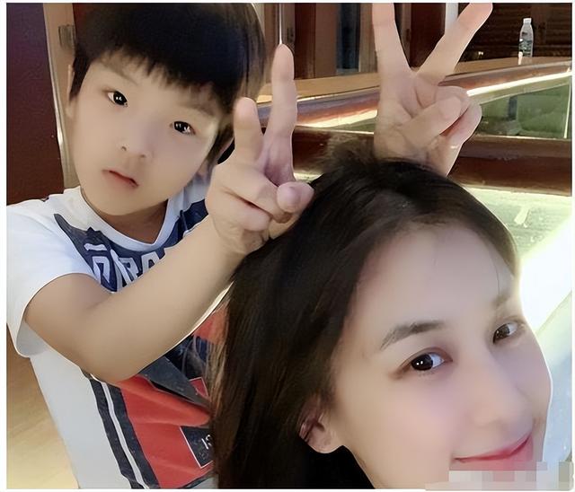 太壕了！黄圣依晒与父亲合影，娘家豪宅全曝光，露台超大种满花菜