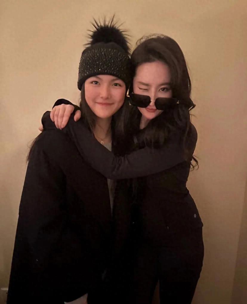 原来刘亦菲和李湘参加的是朱珠的私宴画展，玫瑰的故事就是她本人