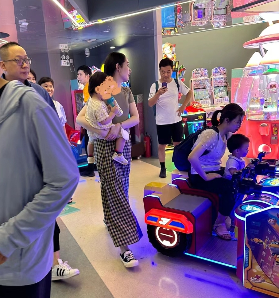 郭碧婷携爸爸在大理被偶遇，试戴路边廉价首饰，吃路边摊好接地气