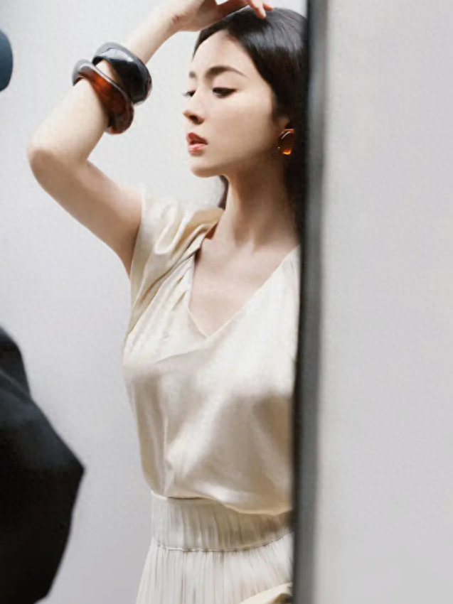 春日写真照流出，娜扎条纹长裙摩登时尚，女王范十足！