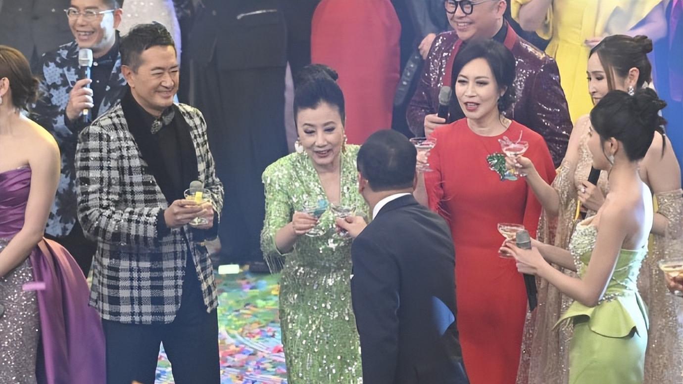 台柱司仪缺席TVB台庆，行踪曝光另觅好友北上，林峰压轴引爆高潮