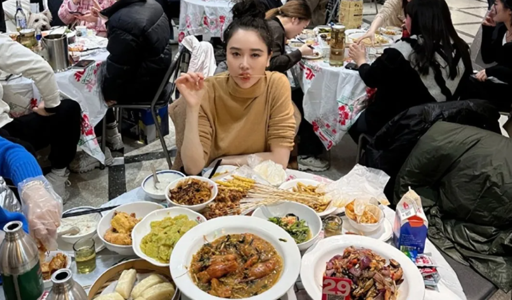 左小青吃夜宵被偶遇，和小鲜肉依偎在一起，46岁打扮时髦嫩似少女