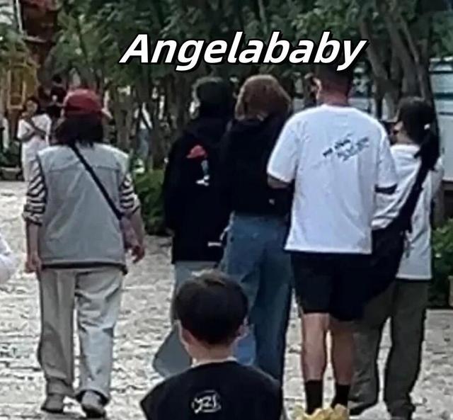 Angelababy丽江被偶遇，真人被质疑仅160cm，不断鞠躬好卑微！