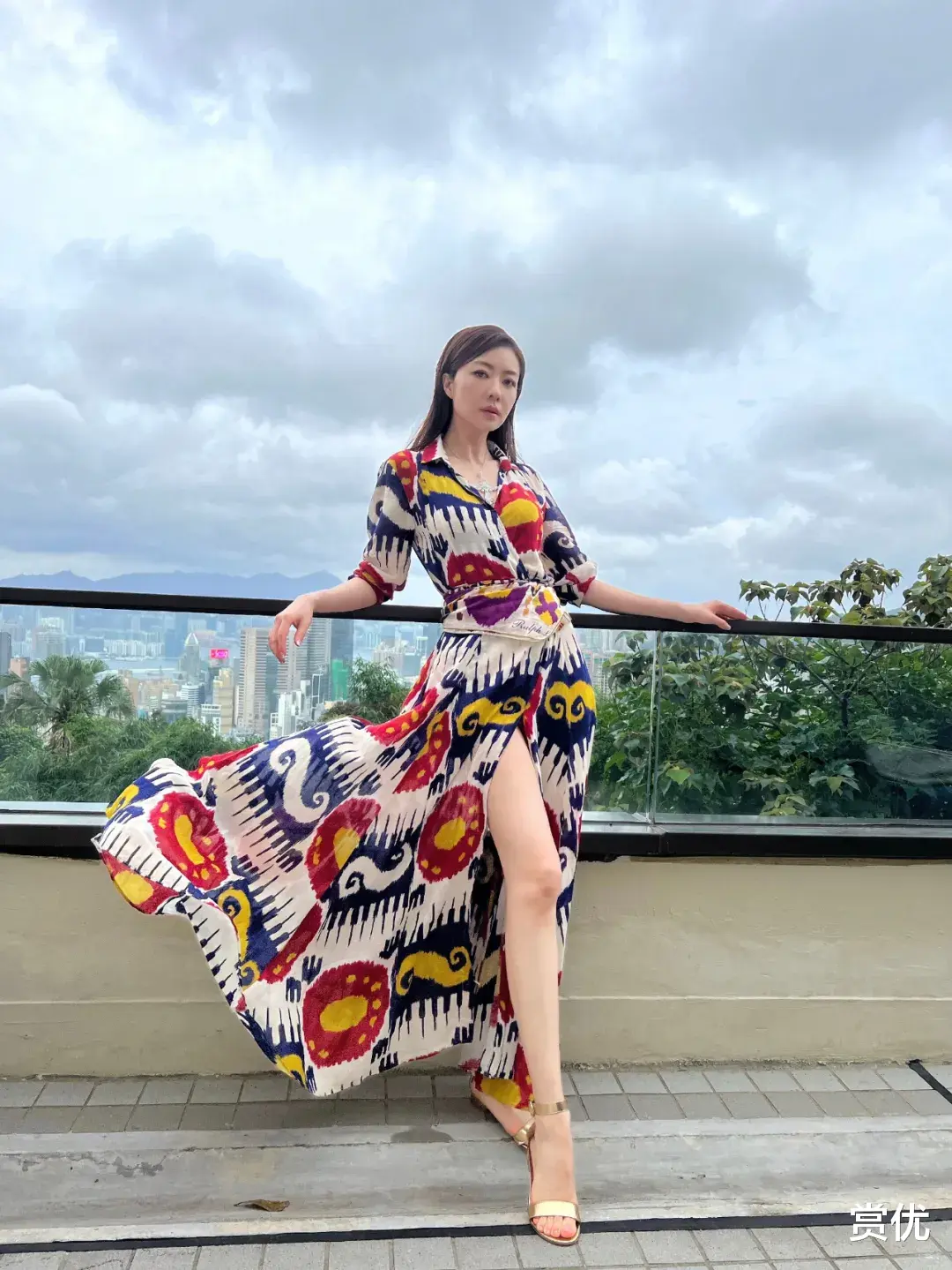 熊黛林气质出众 大长腿美足