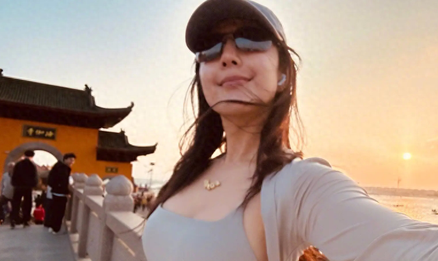 赵奕欢海边漫步,身着泳衣,大秀好身材!