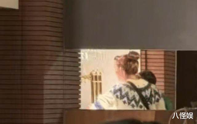 林志玲带娃太温柔,取餐都要抱着儿子,素面朝天还驼背仍乐此不疲