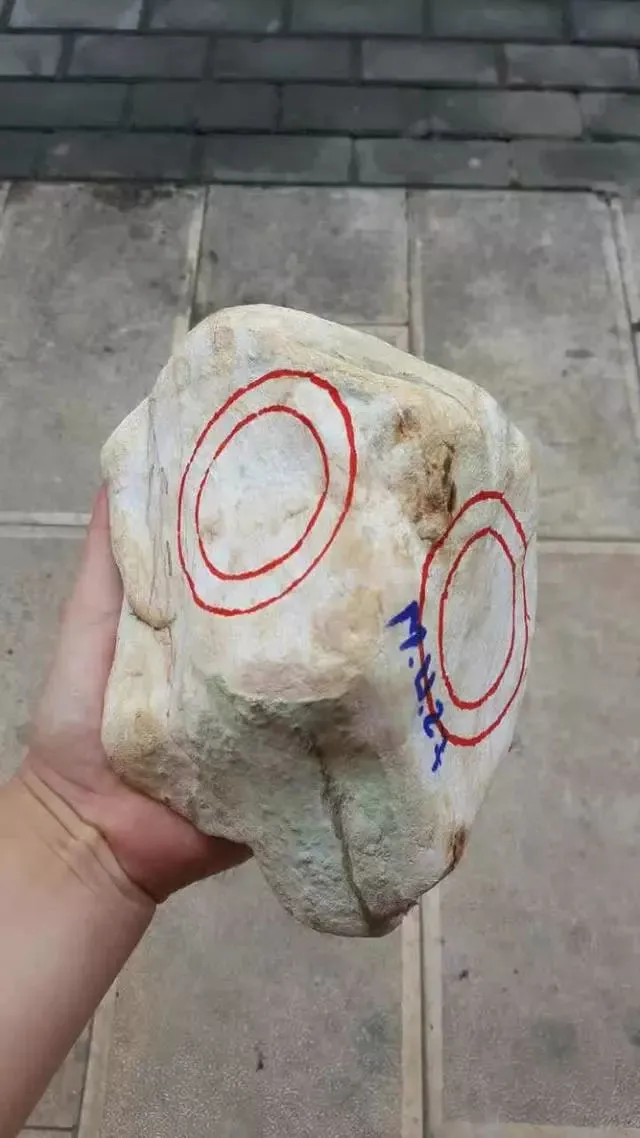 翡翠原石上，为什么总是要画着一些大大小小的圆圈？