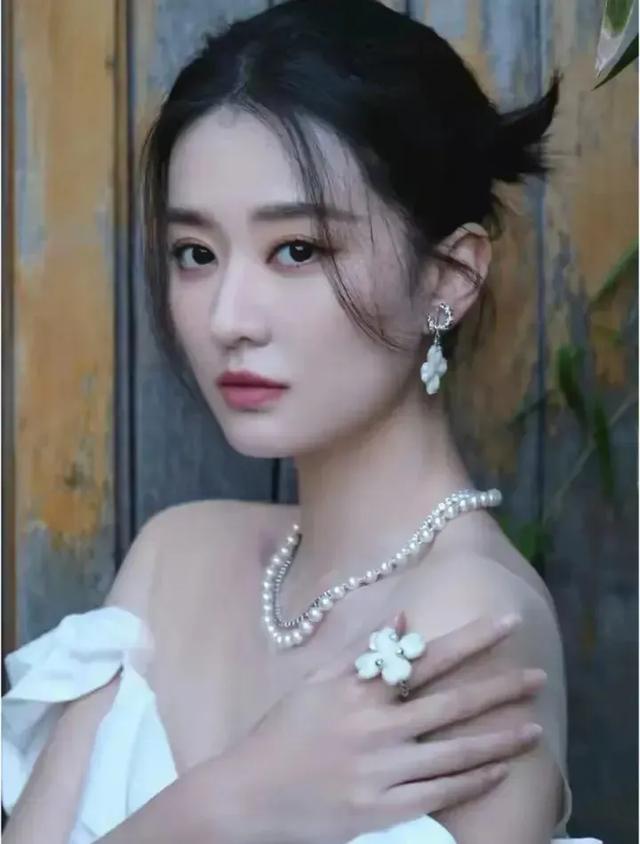 王紫璇以其出众的外貌和身材被誉为“国民妹妹”。身形优雅的气质