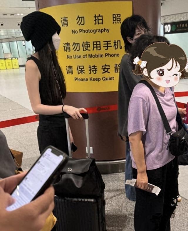 网友偶遇王菲送女儿留学 18岁李嫣打扮时髦有范