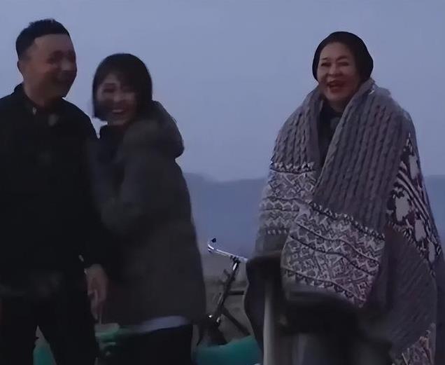 41岁王冠高龄结婚，夫妻合影甜蜜！她和尼克买提的故事终于真相了