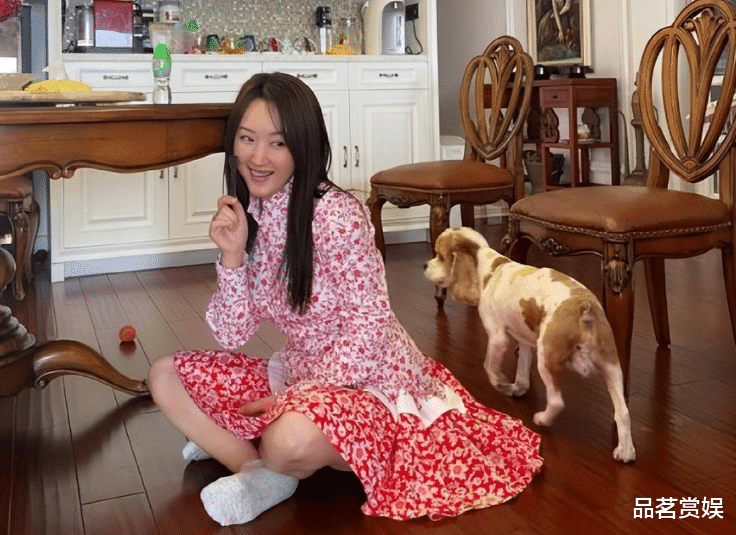 53岁杨钰莹现状:爱穿碎花裙皮肤光滑,住深圳豪宅在自家楼顶种菜