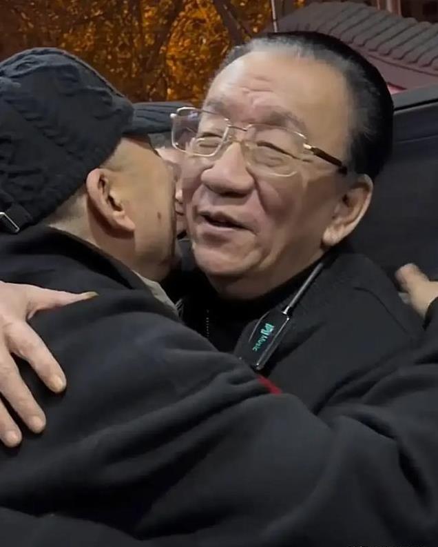 杨议父子为侯耀华摆家宴，吃的是面条咸菜，侯二带的礼物很讲究