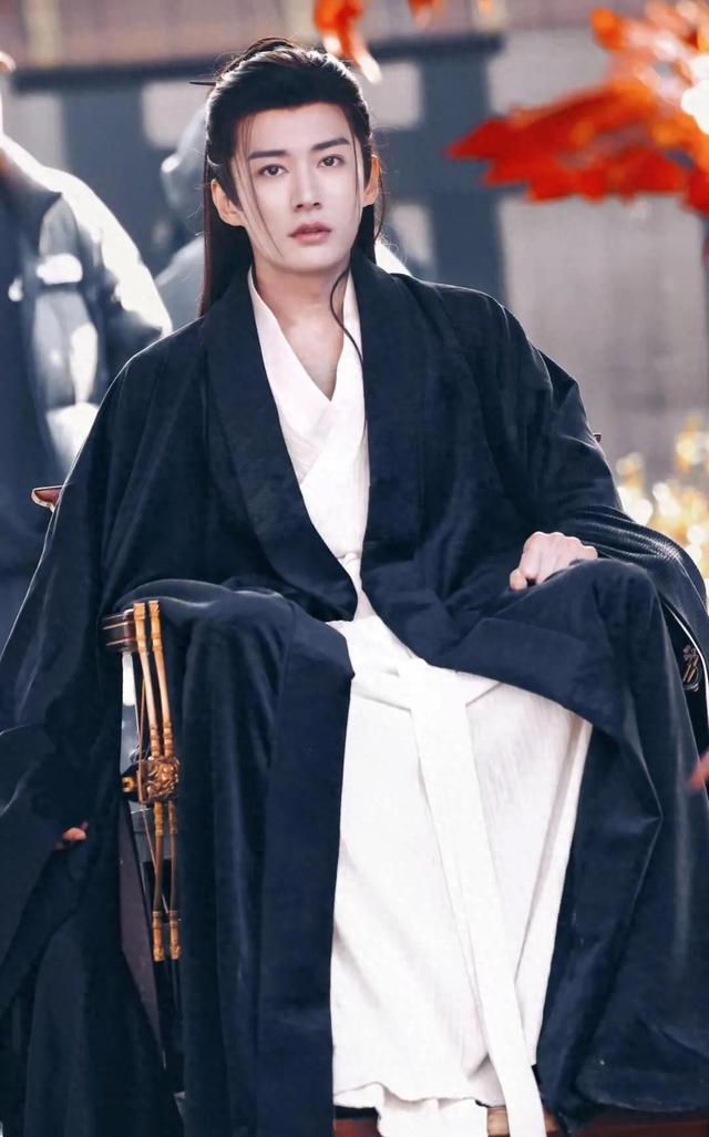 男主角长得这么帅，手指却这么好笑，网友：他的手指咋跟脚趾似的