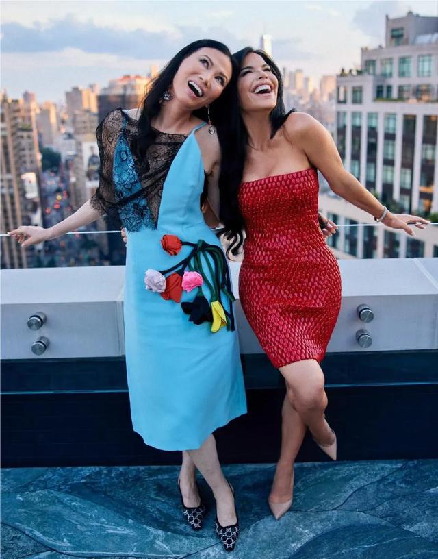 桑切斯一袭白裙看秀,跷二郎腿还深情望着贝佐斯,未婚夫心花怒放