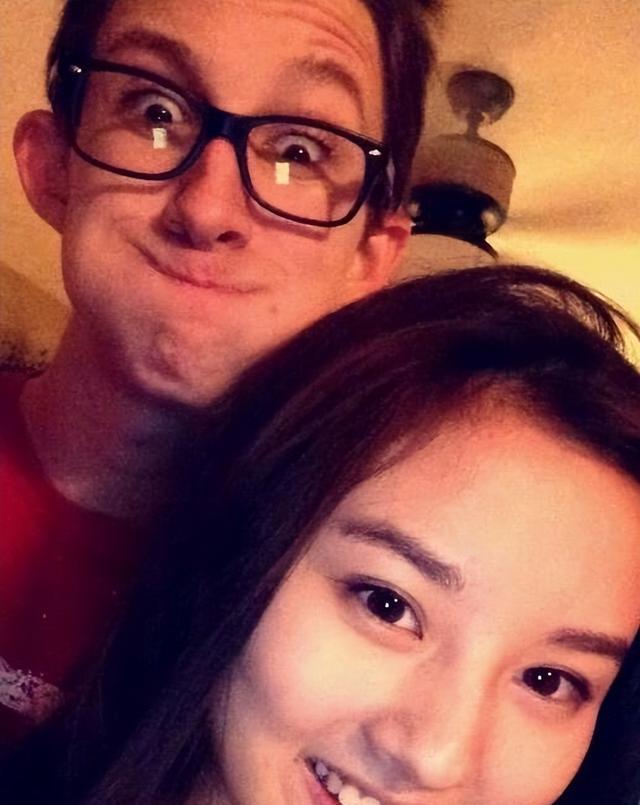 宋祖儿被白人男性小红书寻找!晒出大量私下亲密照,女方十分主动