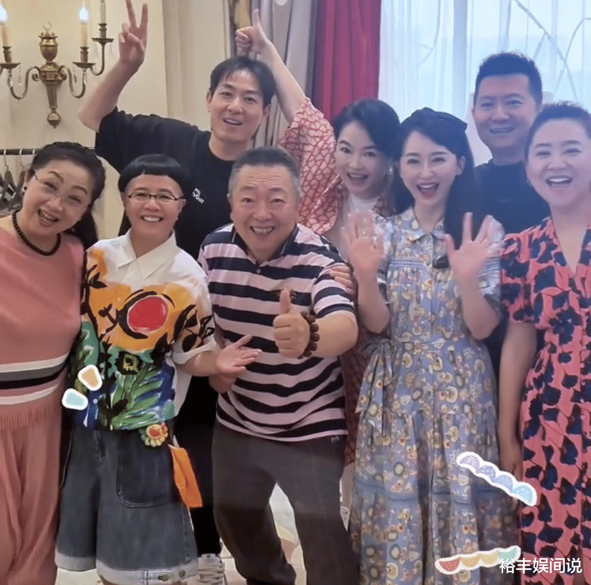 金龟子为外孙办百天宴！多位少儿主持人现身，王宁站身后老太多