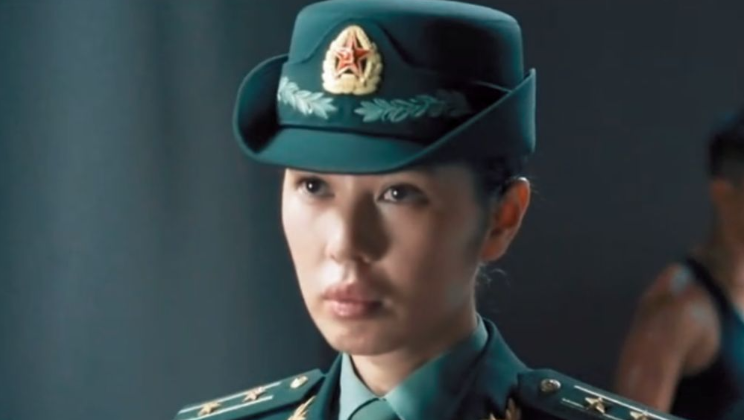 她曾将黄渤吻到害羞，与导演同居12年遭抛弃，今47岁身价高达40亿