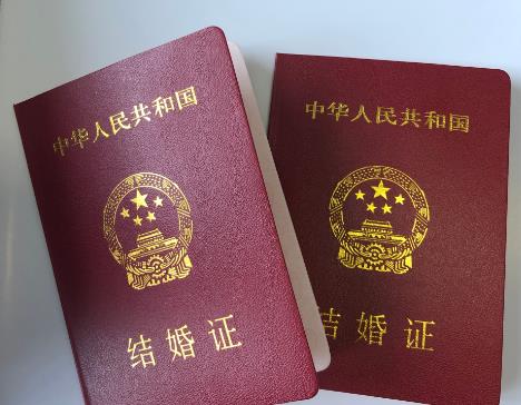 因《亮剑》爆火后离婚,娶3婚小13岁妻子,“原配”竟为他站台?