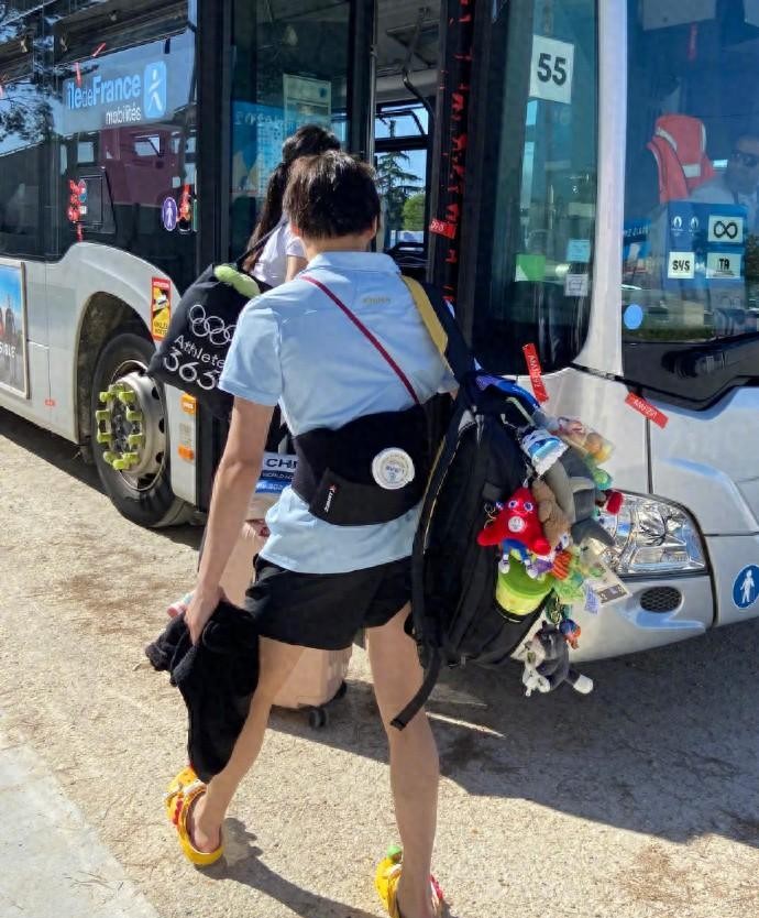 全红婵背包挂满玩偶,陈若琳背袋更吸睛,全网羡慕嫉妒恨!