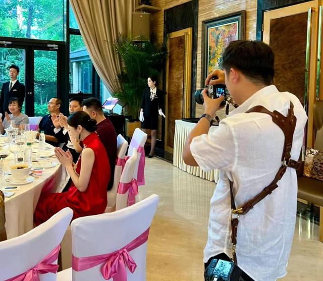 黄海波办婚礼8岁儿子罕露正脸！黄磊婚宴现场致词，赵宝刚也来了