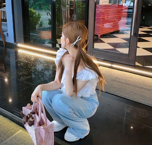 “范思哲女孩”赵露思的5款日常发型,纯欲、少女、清熟都能驾驭