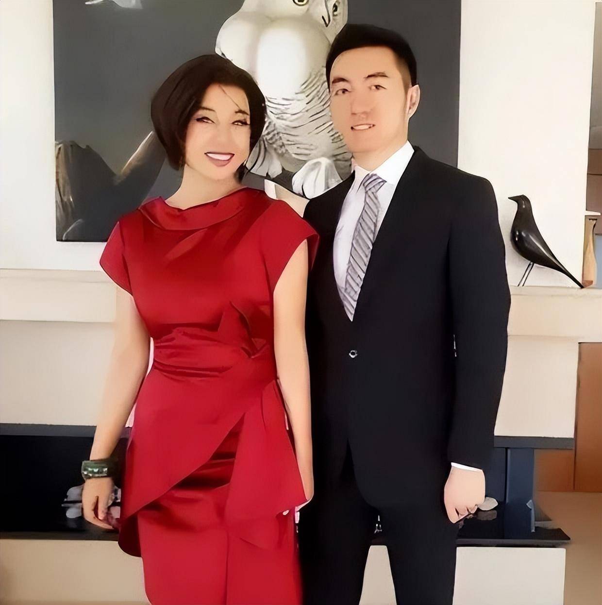 曝刘晓庆与第4任老公已离婚,目前有8个男友,与小鲜肉合影曝光