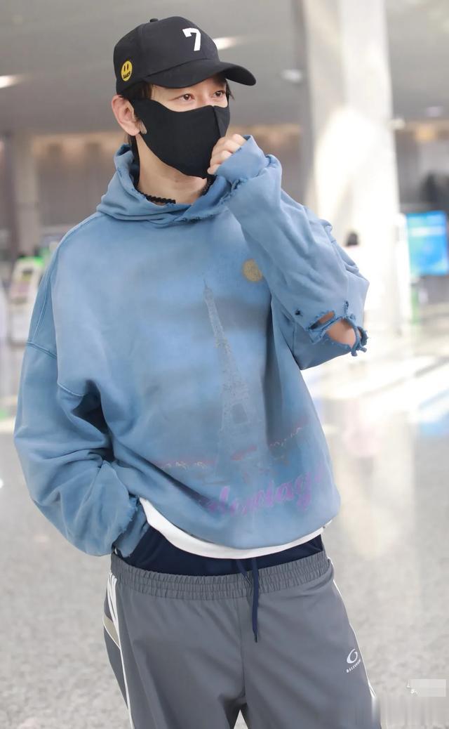 黄晓明最新机场照,假两件裤子遭吐槽,网友:珂式穿搭独one无two