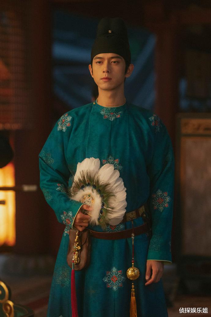 杨紫庆祝新剧杀青,公开与李现等主创合照,古装造型曝光温婉大气