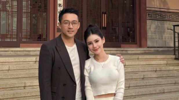 汪小菲正式公开未婚妻合照，两人搂肩对视甜笑，夫妻相很浓