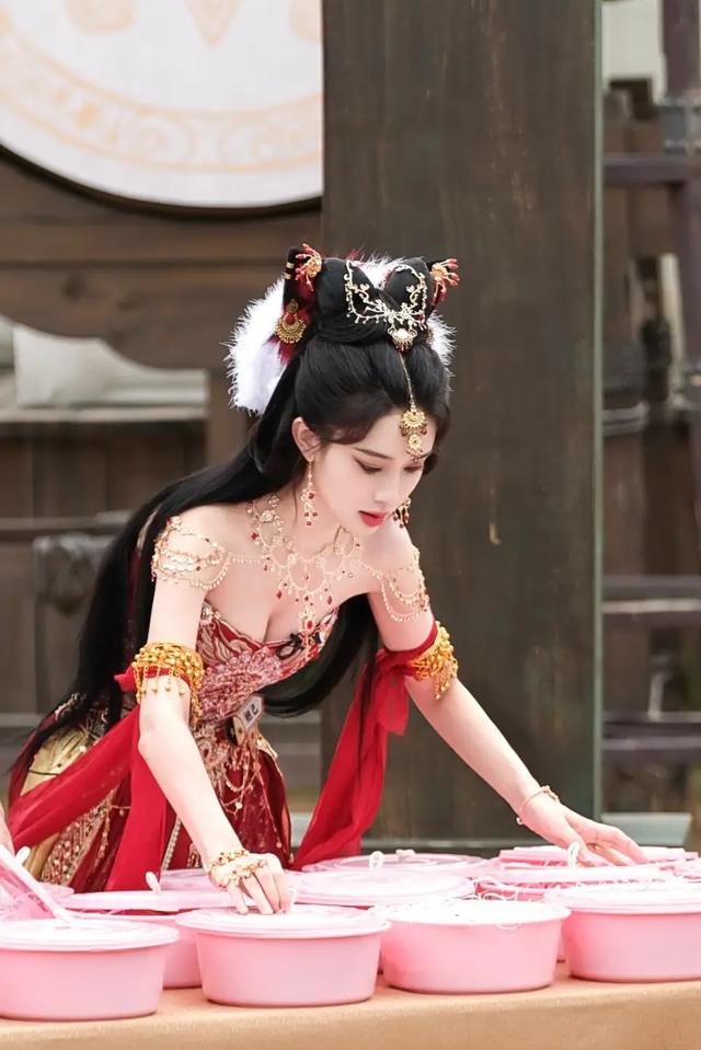 孟子义化身妲己,肤如凝脂,碧鬟红袖,回眸浅笑美艳诱惑