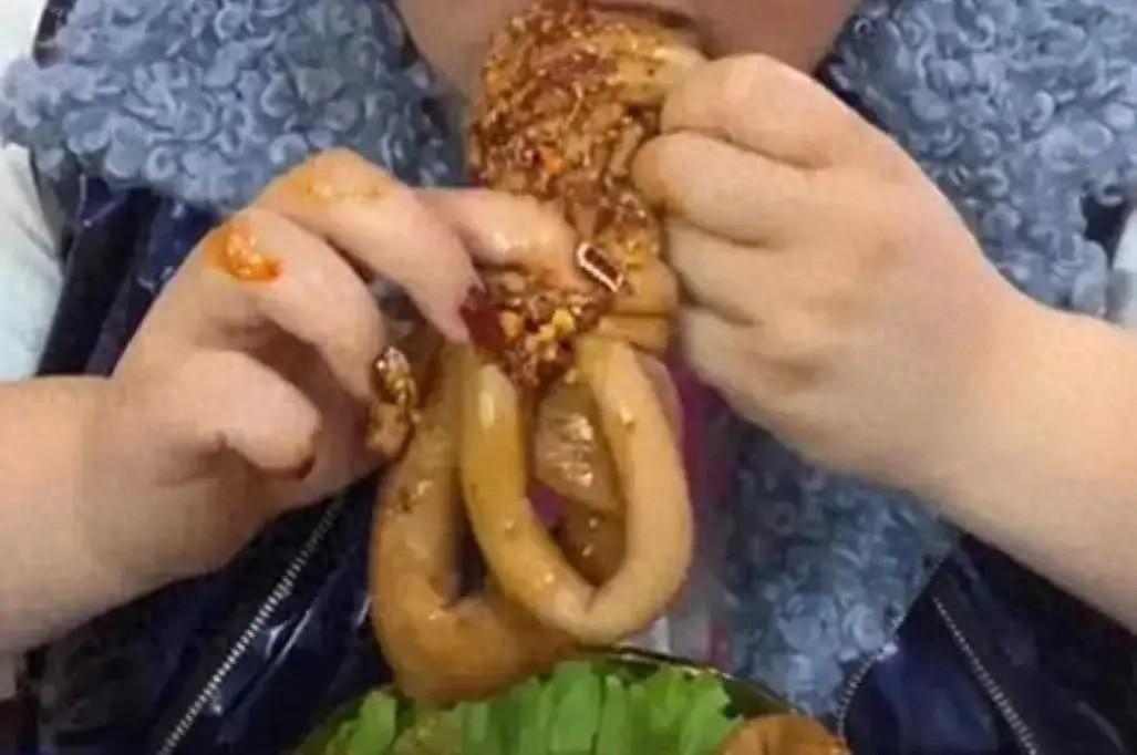 24岁网红陨落:潘晓婷疯狂吃播背后的生命代价,胃中惊现“食物山”,谁之过?