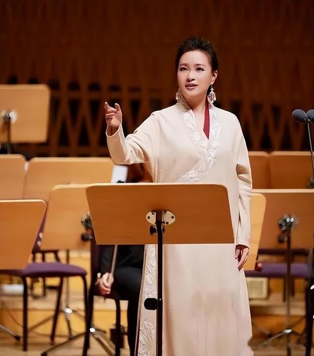 雷佳|她是第一位博士级歌唱家，12次荣登春晚，丈夫身价不菲也是博士