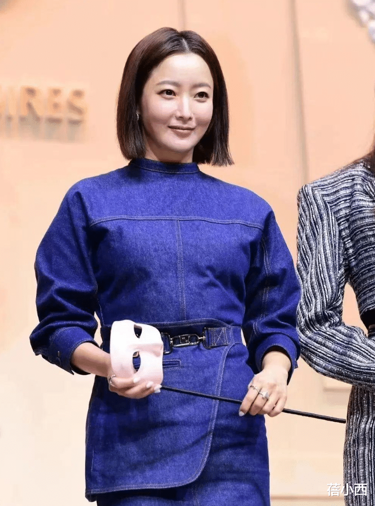 47岁金喜善高科技美后大回春！剪短发穿牛仔裙青春洋溢，真会保养