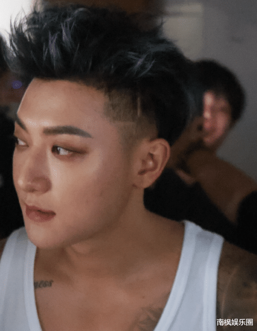 被换发型的鹿晗惊艳了！瘦了一圈，帅得毫不费力，像漫画里的少年