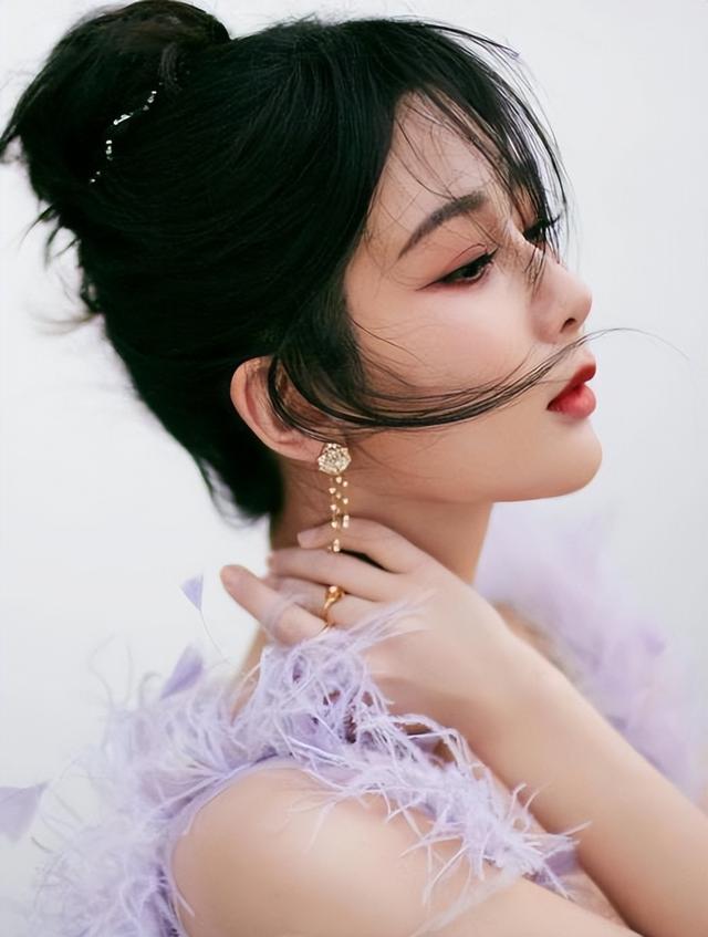 杨紫32岁照片遭质疑，网友：简直判若两人，过度整形不可取。