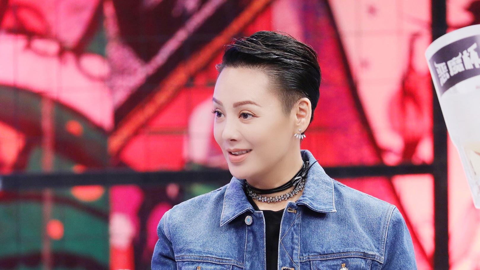 宁静百花奖红毯大秀傲人身材，52岁风韵不减当年，魅力四射引瞩目