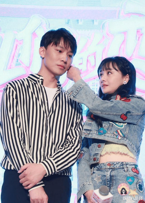 郑爽近照被曝光!脸部比以前更丰腴,头发染成黄色,和朋友有说有笑