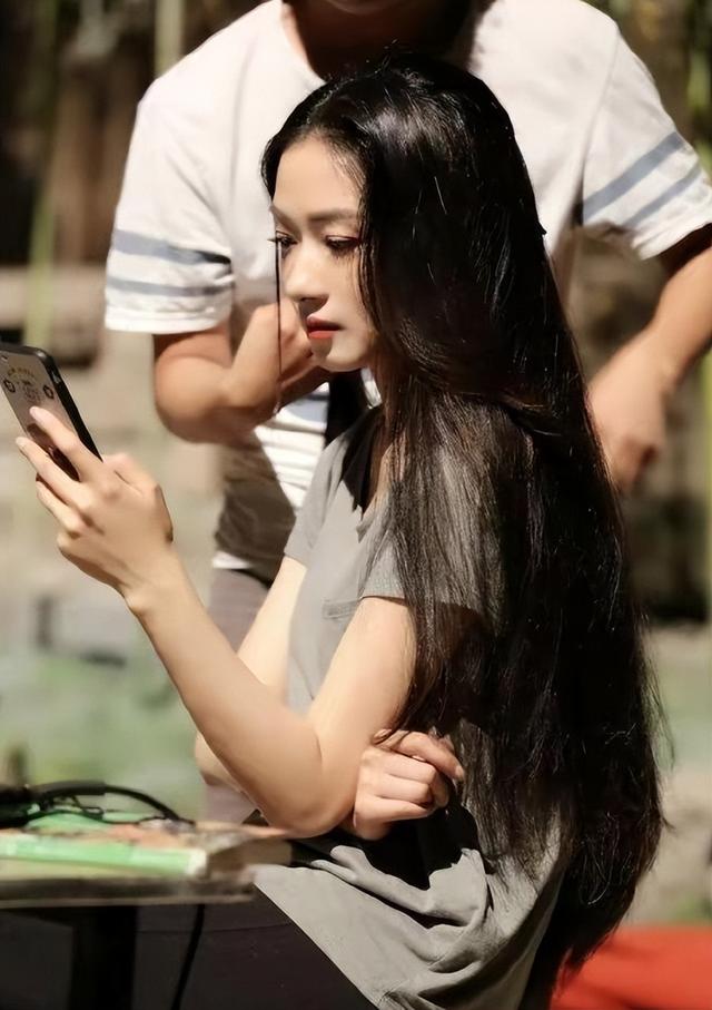 明朗了!姬圈天菜出轨瓜是万茜,年下摄影师老公绿了她!