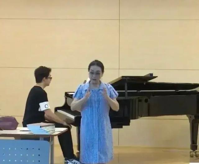 李谷一摘掉假发好真实!不刻意扮嫩变老奶奶,自然大方越看越舒服