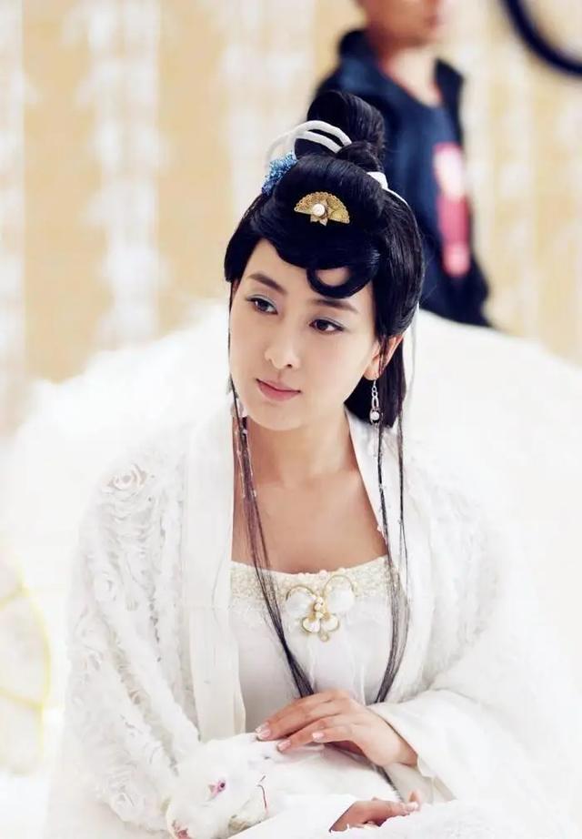 都是扮演嫦娥,鞠婧祎和赵丽颖、迪丽热巴对比,差距不是一点半点