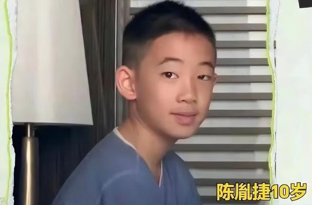 李小璐女儿太成熟,11岁肤白貌美染红发,五官堪称翻版李小璐