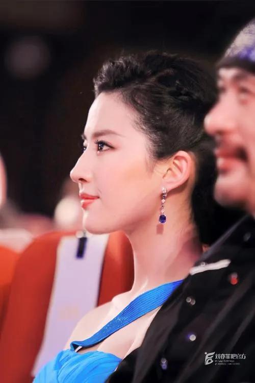 刘亦菲恋情引热议：尊重选择，勿让私事成焦点！