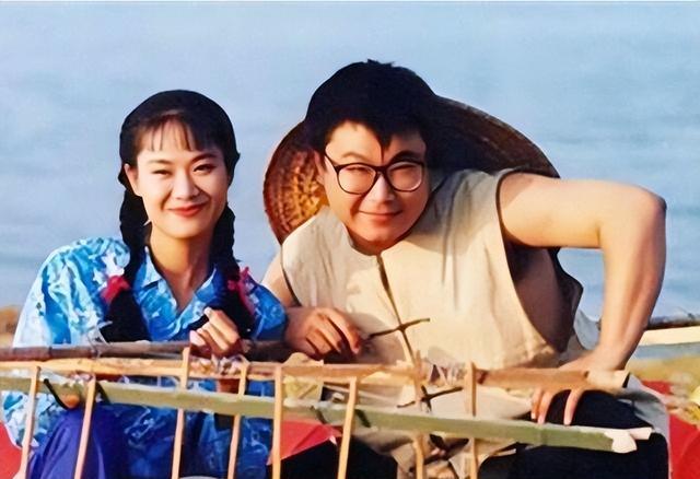 57岁于文华现状:住农村简陋房裙子拖地喂土狗,曾遭前夫背叛