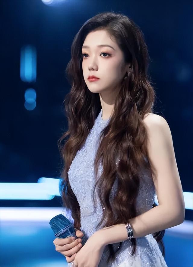 出道就被封杀，因相貌遭受非议，如今获得冠军，“逆袭”登上春晚