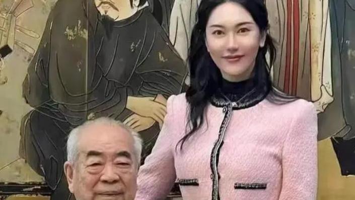 范曾徐萌婚后举办家宴：徐萌坐女主人席位，穿着富态很是优雅