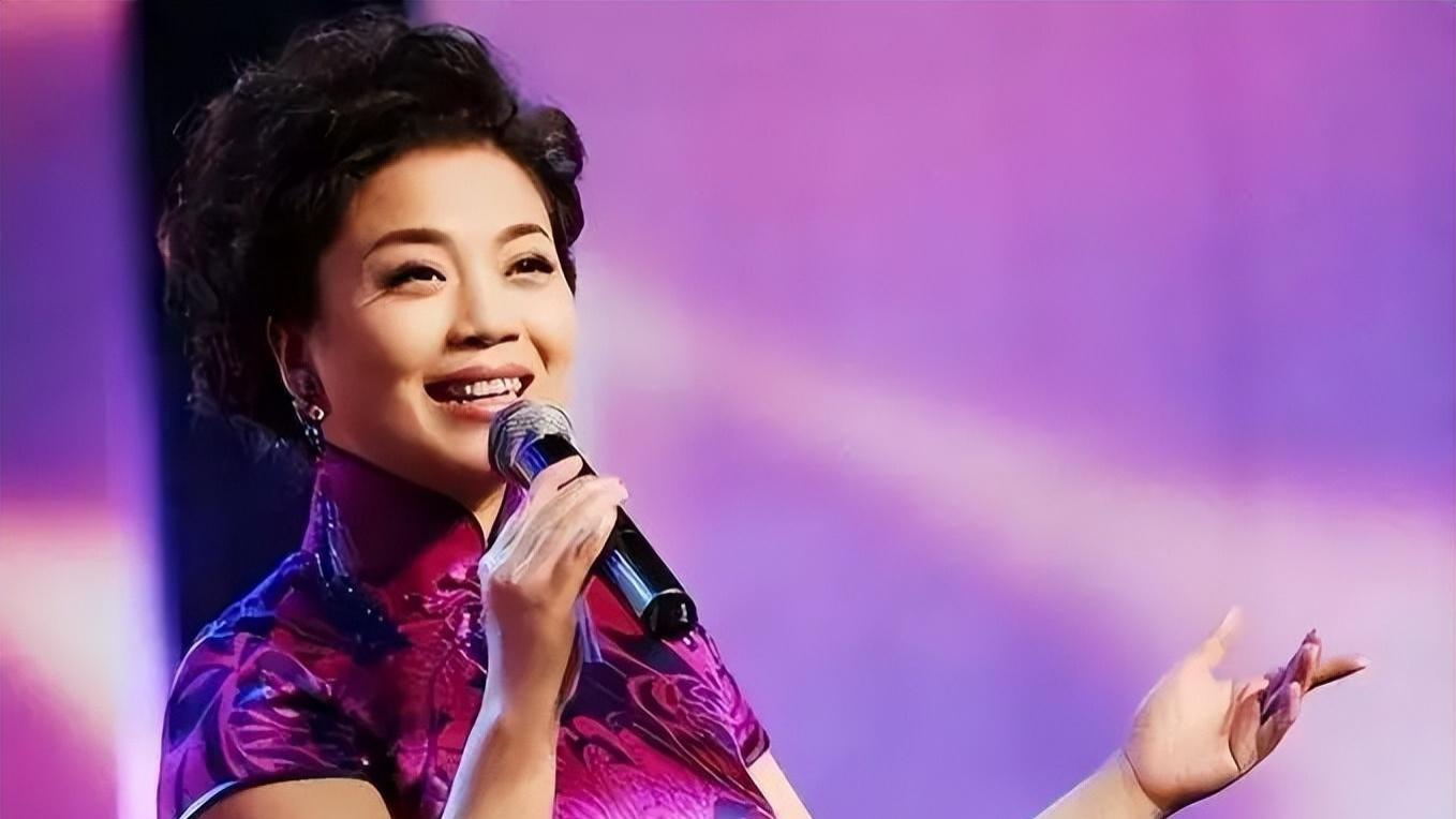 连登27次春晚的民歌天后，为劳改犯未婚未育，55岁与男闺蜜相伴