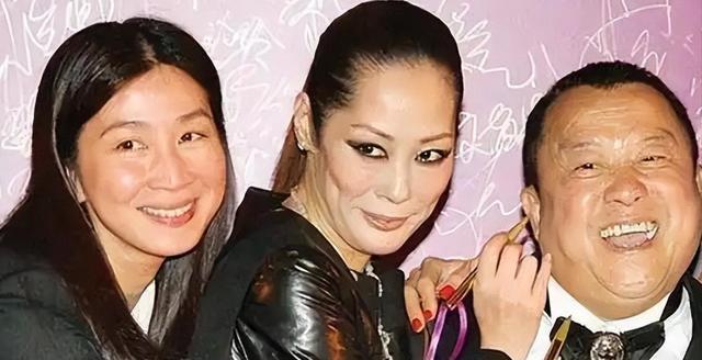 昔日乐坛巨星,和神秘大师共诞后代,街头露宿无钱住宾馆