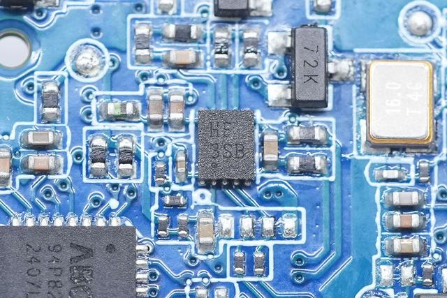 支持65W PD快充和120W小米快充，小米165W自帶線充電寶拆解