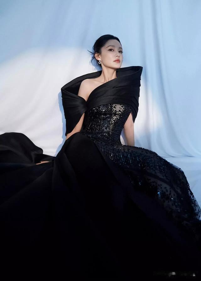 李沁蕾丝长裙迷人写真大片