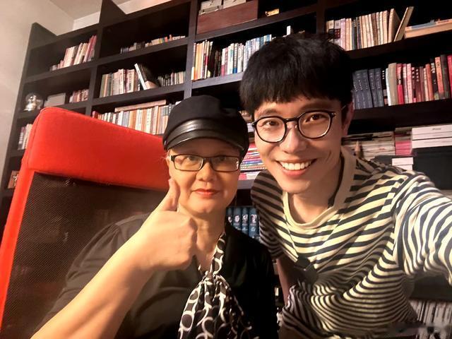 刘欢|60岁刘欢最新露面 豪宅设宴款待好声音学员 妻子罕见现身显年轻！